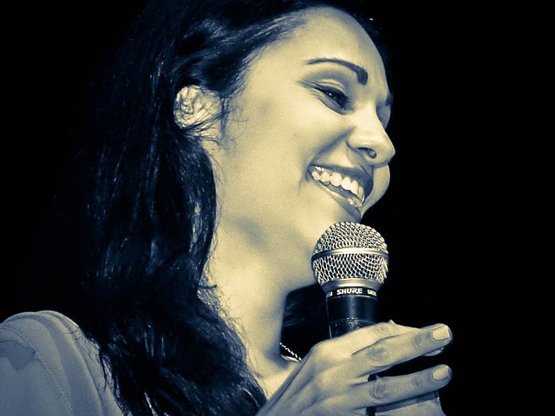 Schülerin trainiert Gehörbildung mit Notenmaterial.